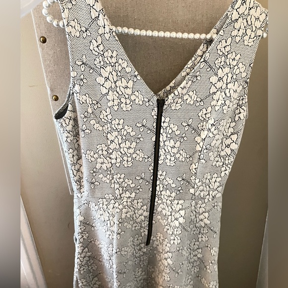 Tabitha Dress Floral White and Black Size Small 4 - Picture 6 of 7